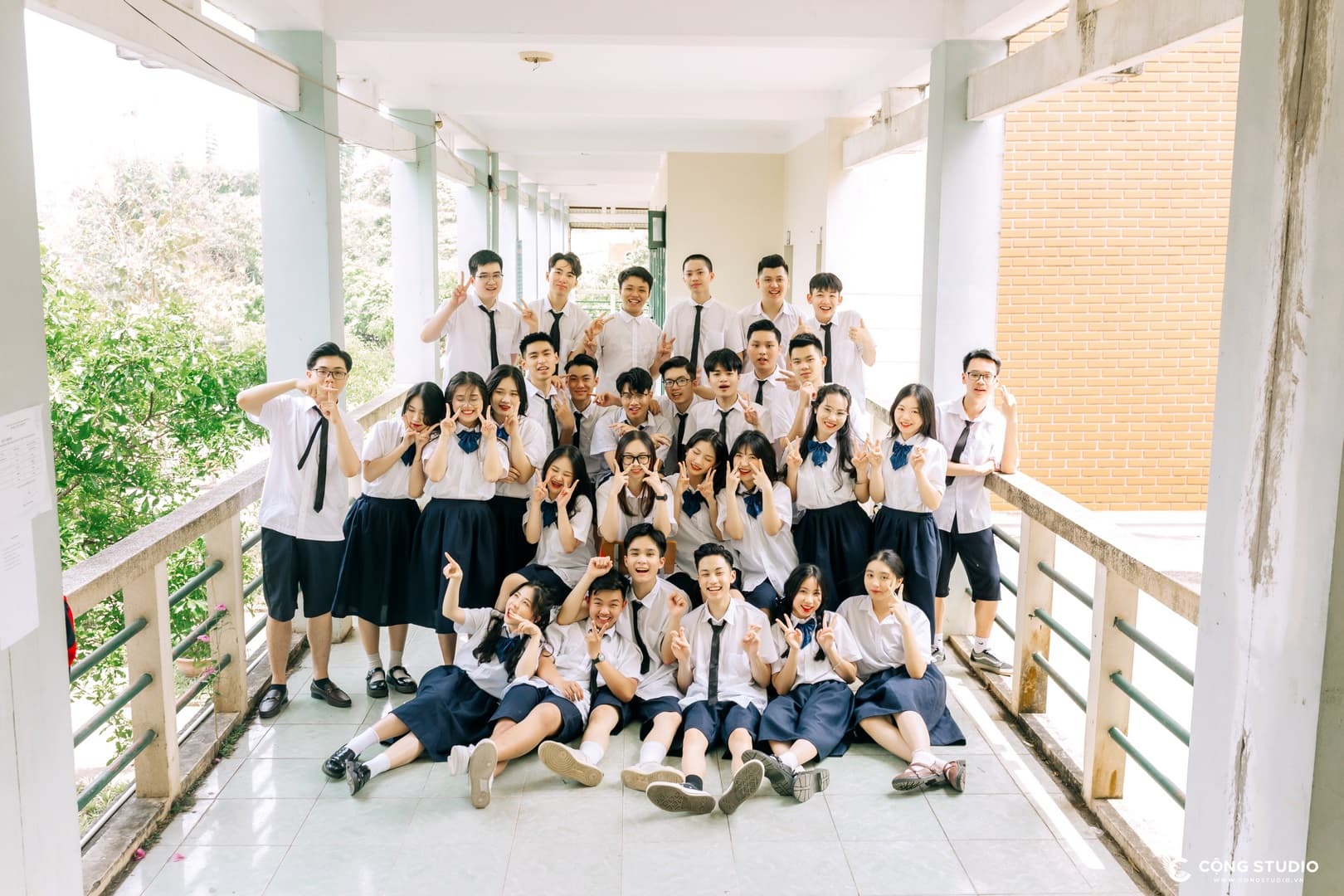 Đơn giản nhưng chất: Concept kỷ yếu với đồng phục