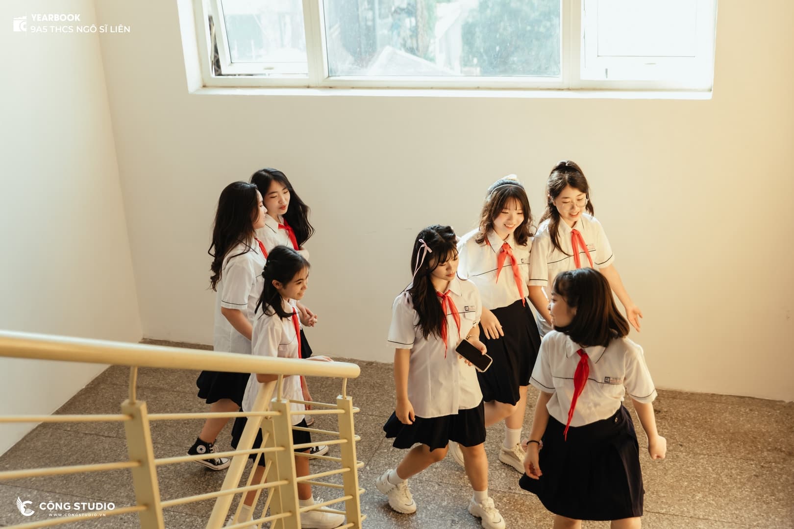 Hành lang và cầu thang – hai góc chụp kỷ yếu kinh điển